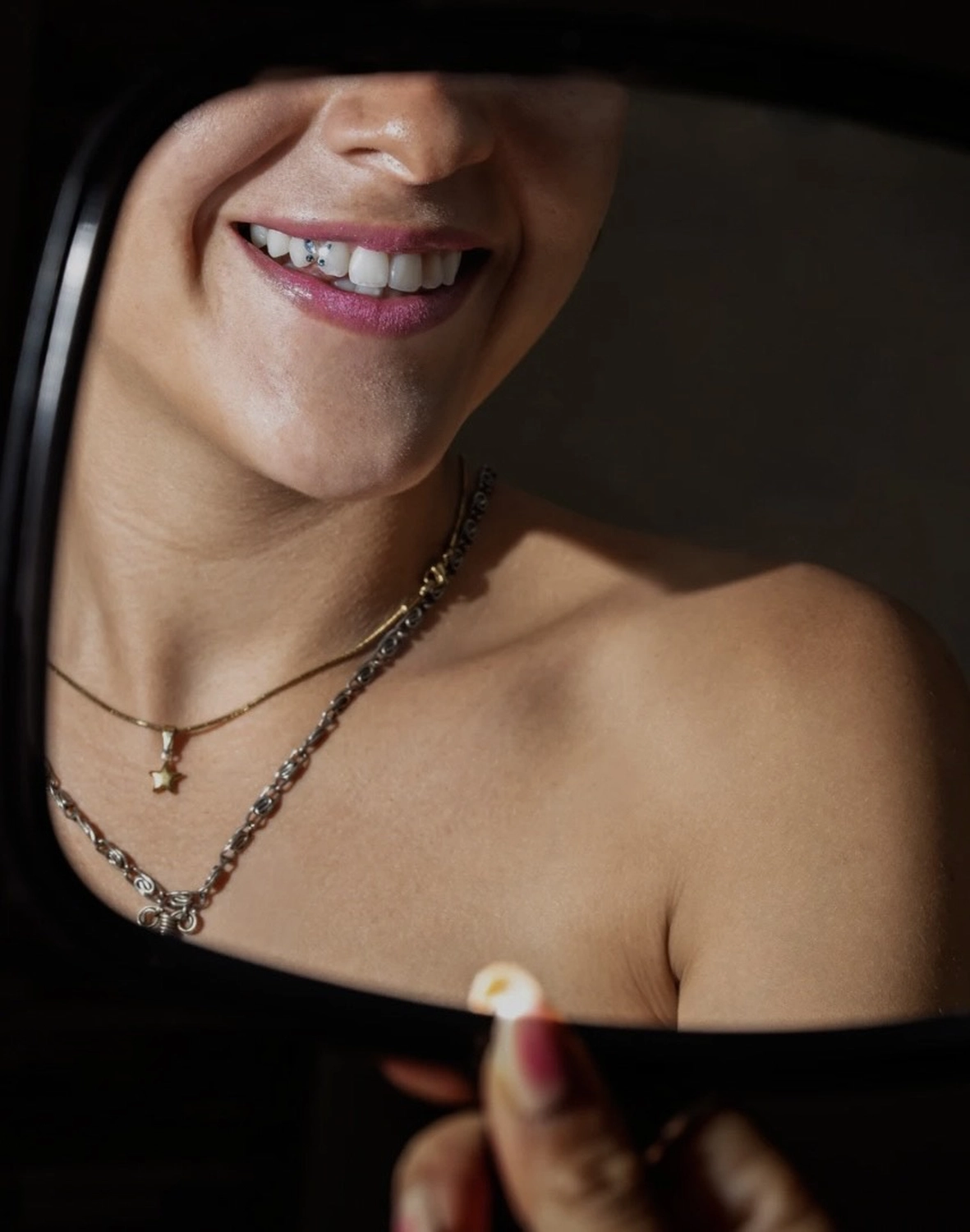 Tooth Gems bei Melye Cosmetics – professionell gesetzter Zahnschmuck für ein funkelndes Lächeln und individuelle Beauty-Highlights