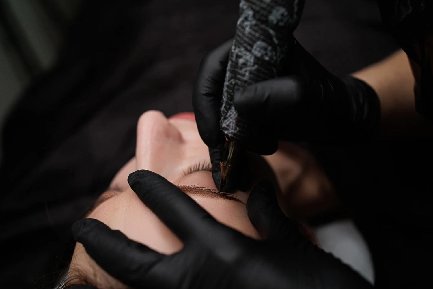 Permanent Make-up Behandlung der Augenbrauen bei Melye Cosmetics – präzise Pigmentierung für natürlich definierte Brows auf Premium-Niveau