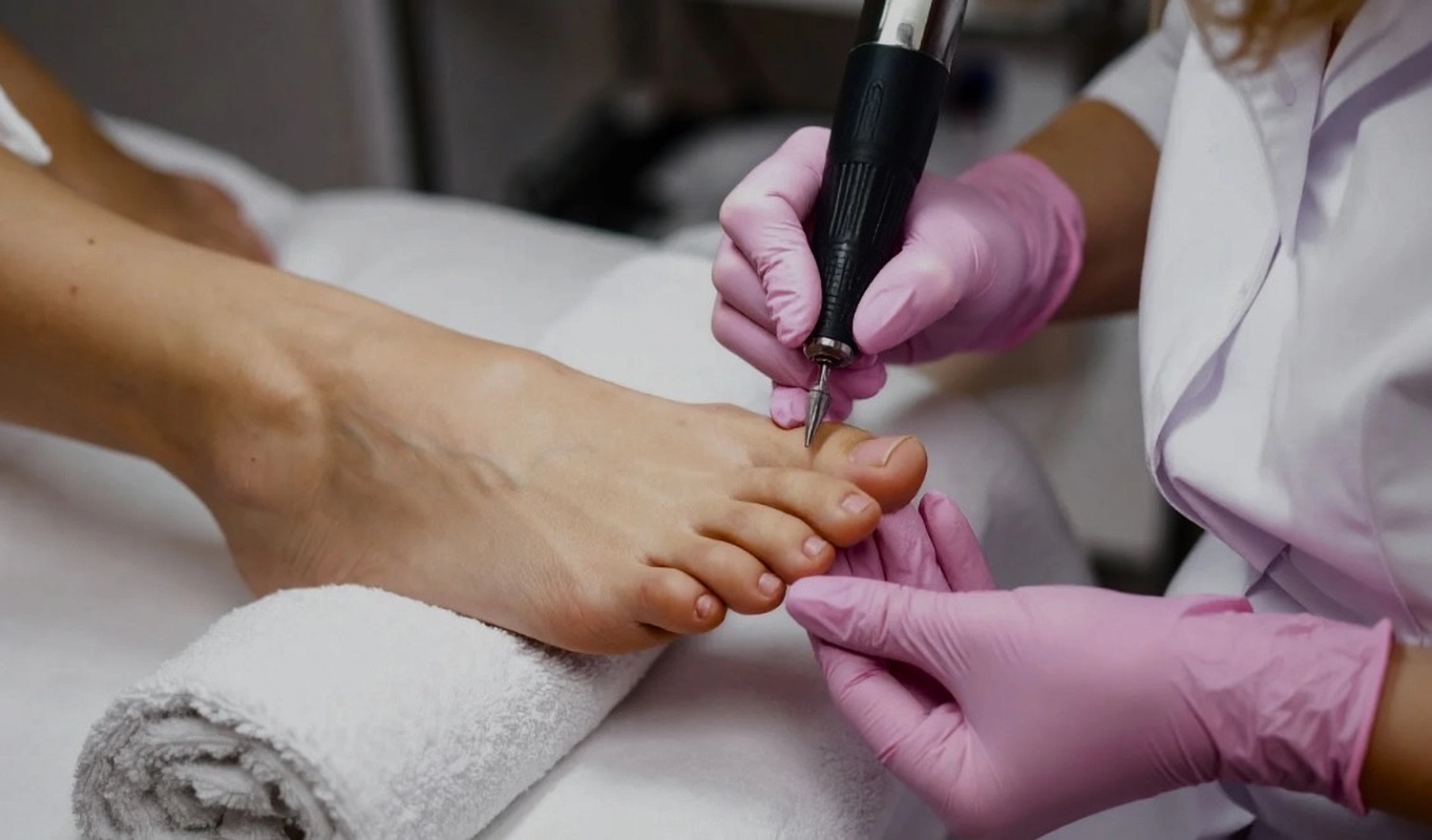 Mobile Fußpflege bei Melye Cosmetics – professionelle Pediküre für gepflegte, gesunde Füße bequem bei Ihnen zu Hause