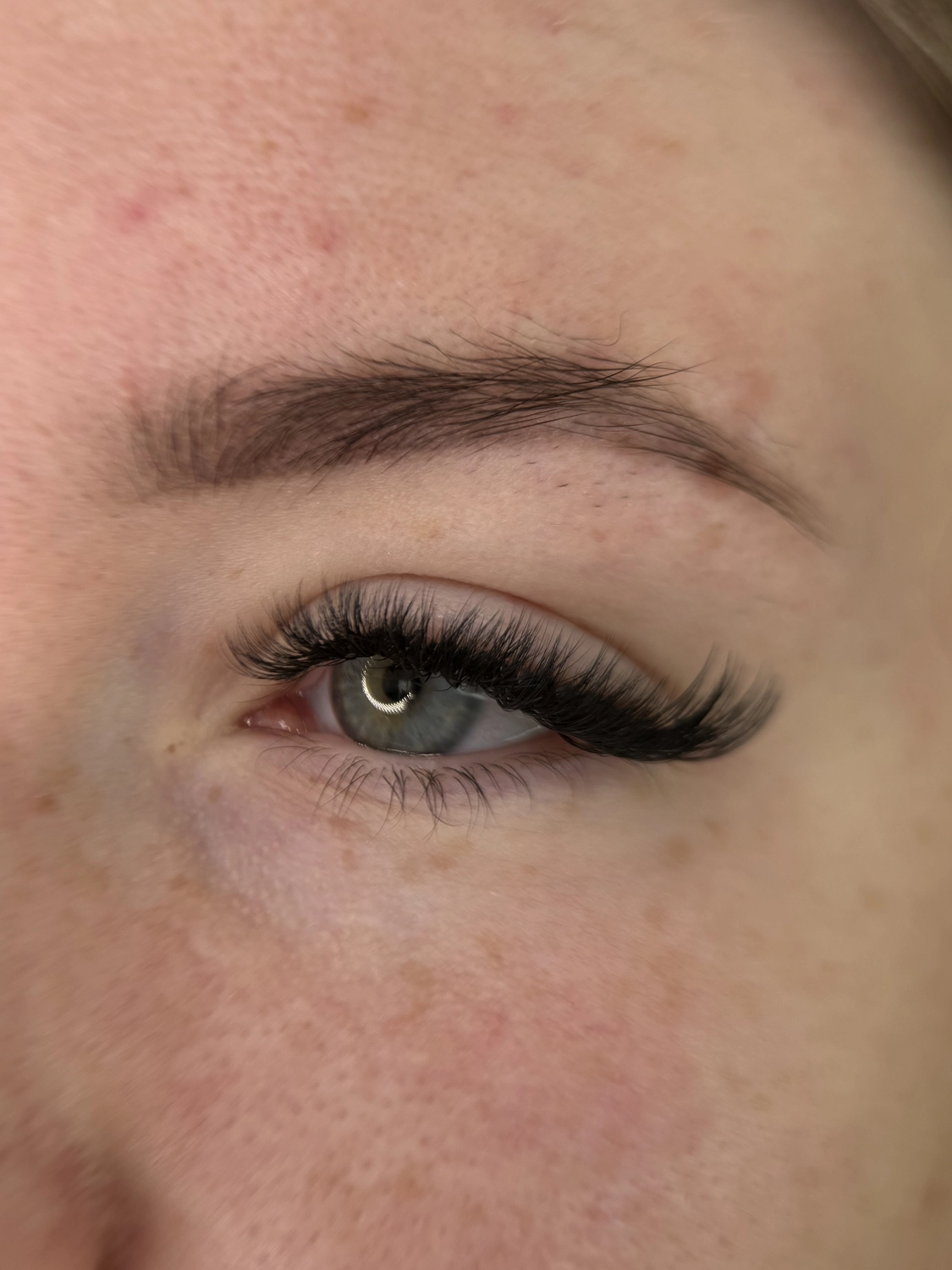 Wimpernverlängerung bei Melye Cosmetics – Nahaufnahme professionell applizierter Lash-Extensions für längere, dichtere und natürlich aussehende Wimpern
