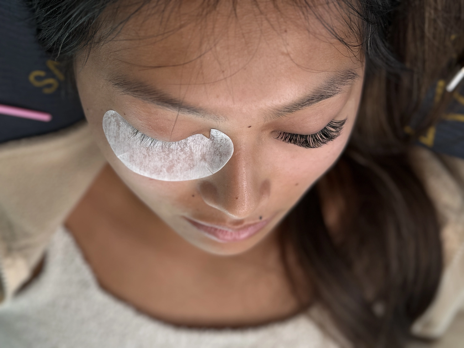 Wimpernverlängerung bei Melye Cosmetics – Nahaufnahme professionell applizierter Lash-Extensions für längere, dichtere und natürlich aussehende Wimpern