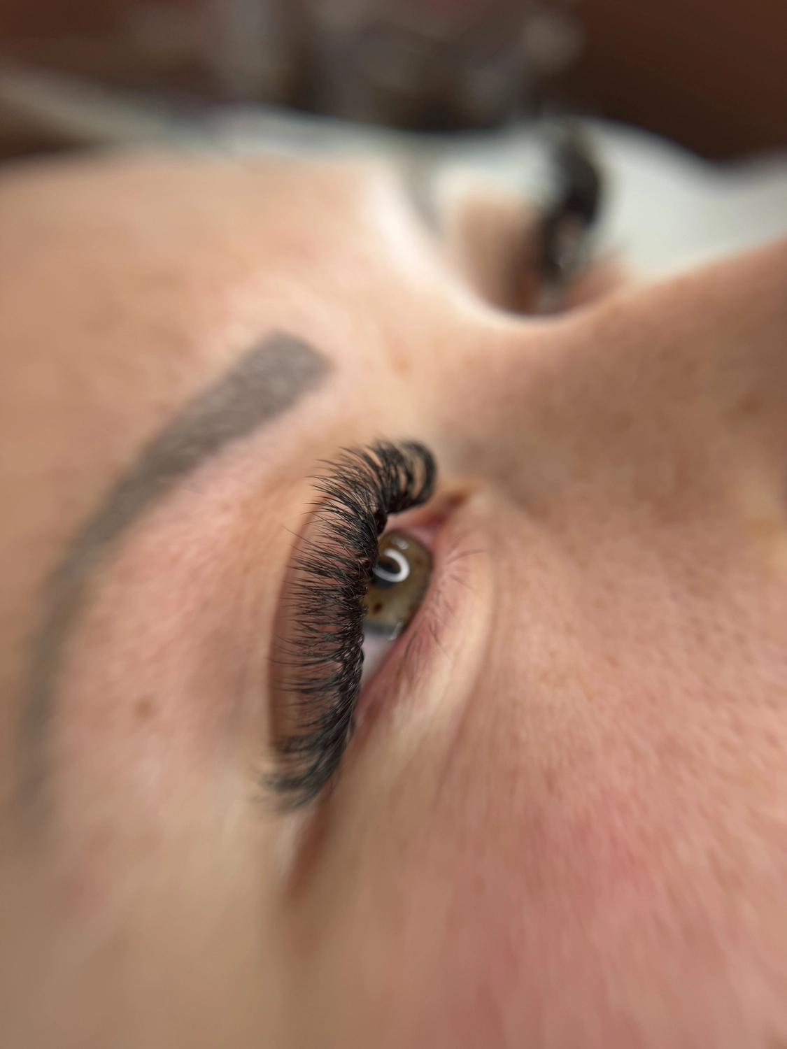 Lash Extensions bei Melye Cosmetics – hochwertige Wimpernverlängerung für voluminöse, perfekt geformte und langanhaltende Wimpern