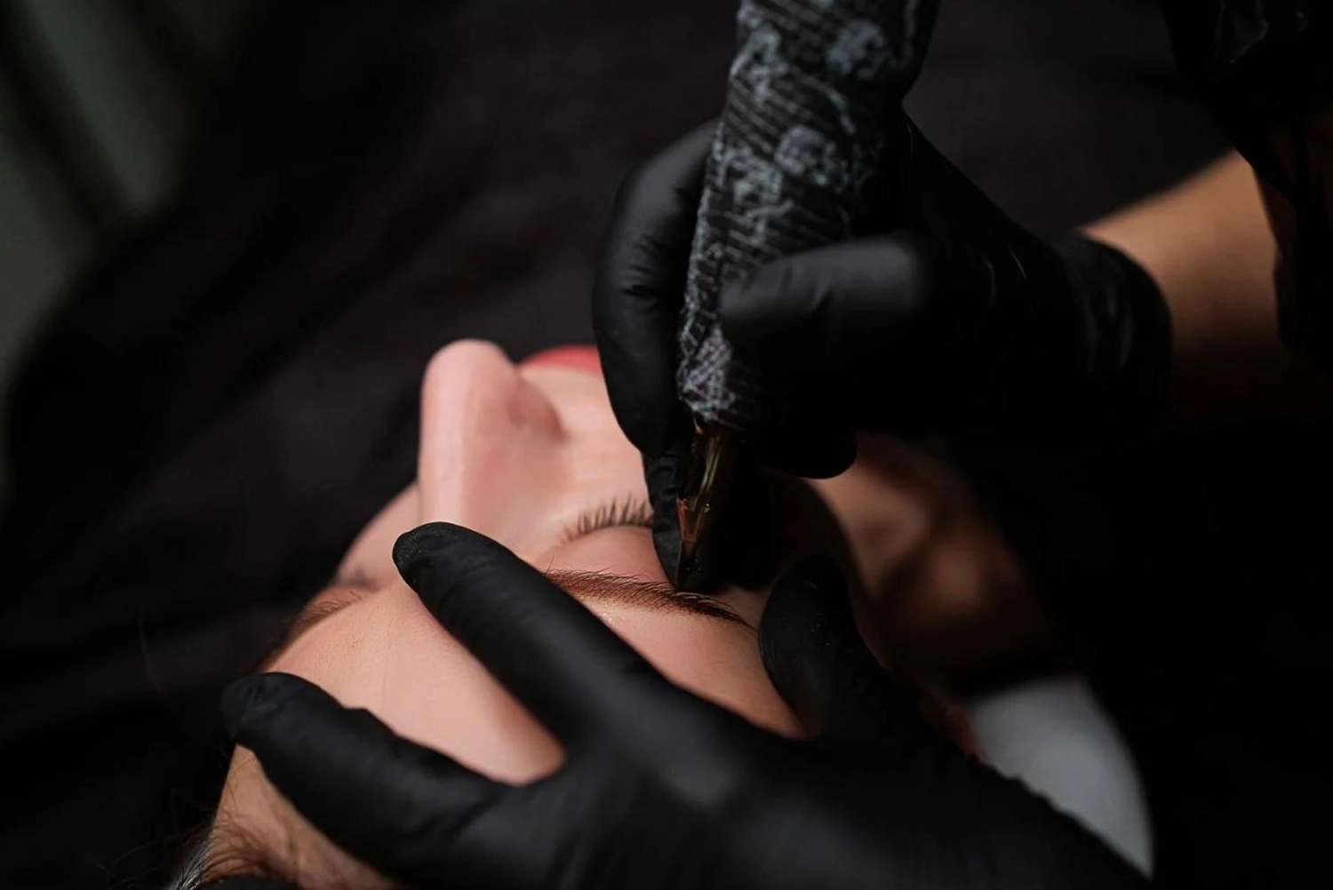 Permanent Make-up Behandlung der Augenbrauen bei Melye Cosmetics – präzise Pigmentierung für natürlich definierte Brows auf Premium-Niveau